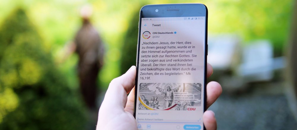 Ein Tweet der CDU zu Christi Himmelfahrt sorgt auf Twitter für Wirbel (Foto des Tweets auf einem Smartphone)