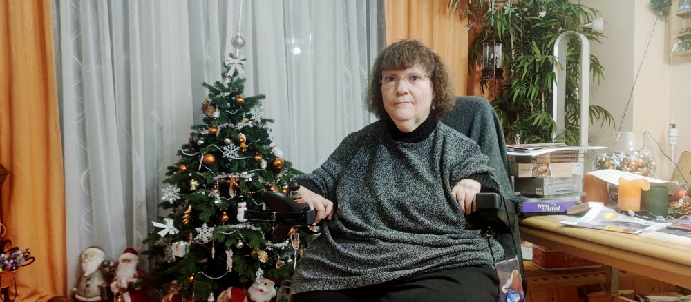 Brigitte Rohr sitzt in ihrem Rollstuhl
