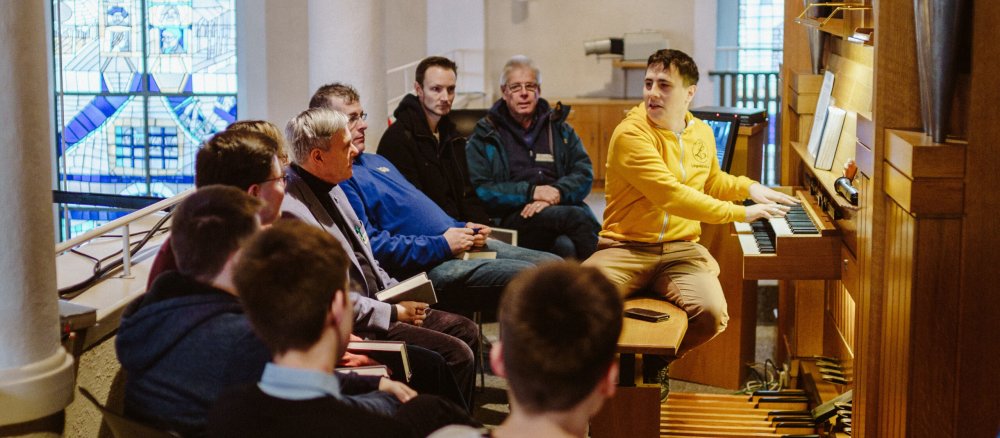 Ludwig Martin Jetschke alias "Lingualpfeife" mit der "LinguCommunity" an der Orgel
