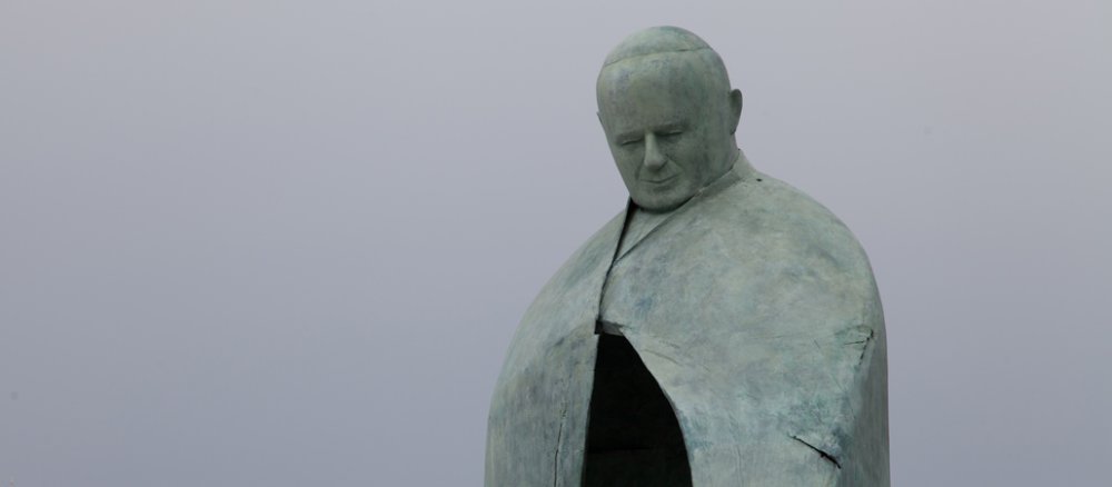 Die neue Version der Statue von Papst Johannes Paul II. am römischen Bahnhof Termini.
