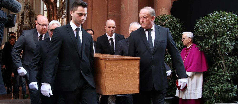 Der Sarg mit Kardinal Karl Lehmann wird aus der Kirche getragen.