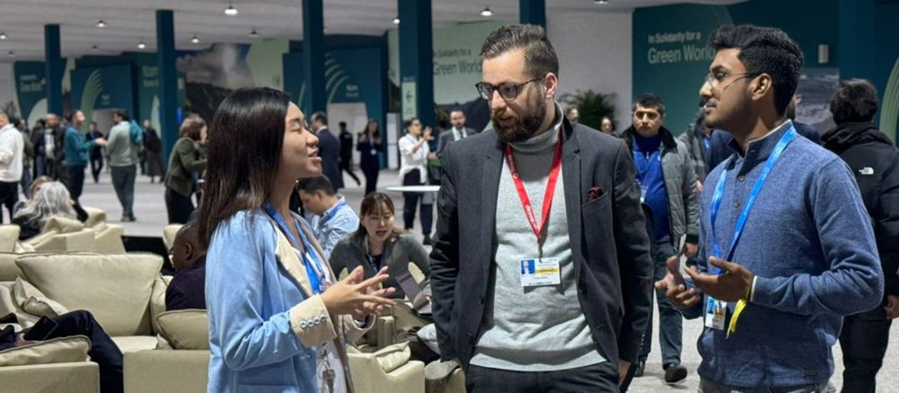 Drei Delegierte des Jugendverbands Fimcap im Gespräch bei der COP 29, in der Mitte Fidelis Stehle