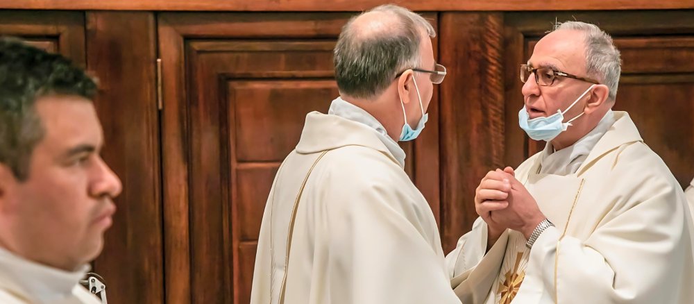 Zwei Priester im Gespräch