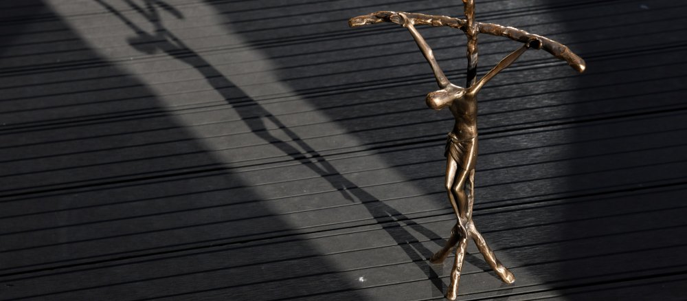Ein Kreuz wirft Schatten