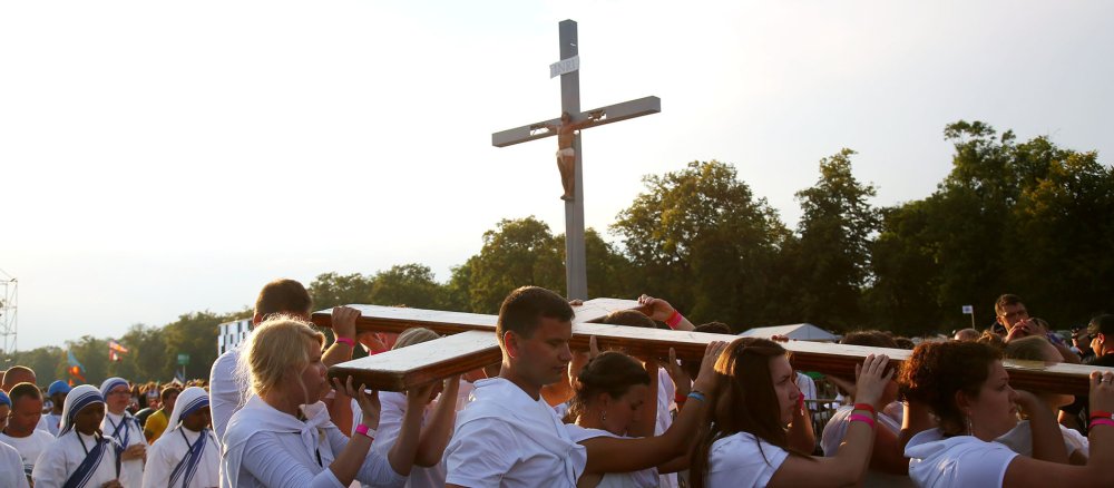 Jugendliche tragen beim Weltjugendtag das Kreuz