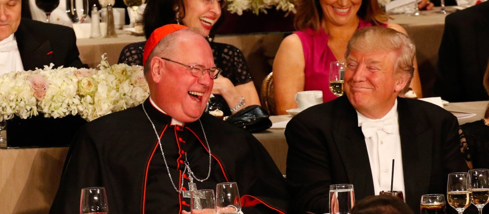Kardinal Timothy M. Dolan, Erzbischof von New York, sitzt beim Al-Smith-Wohltätigkeits-Dinner der katholischen Kirche neben Donald Trump.