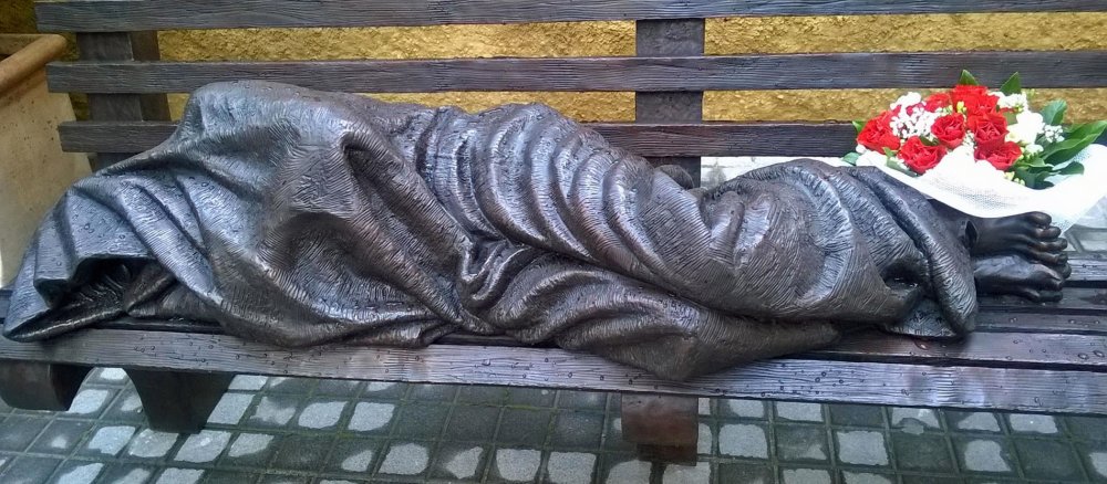 Die Statue "Obdachloser Jesus" des Künstlers Timothy Schmalz.