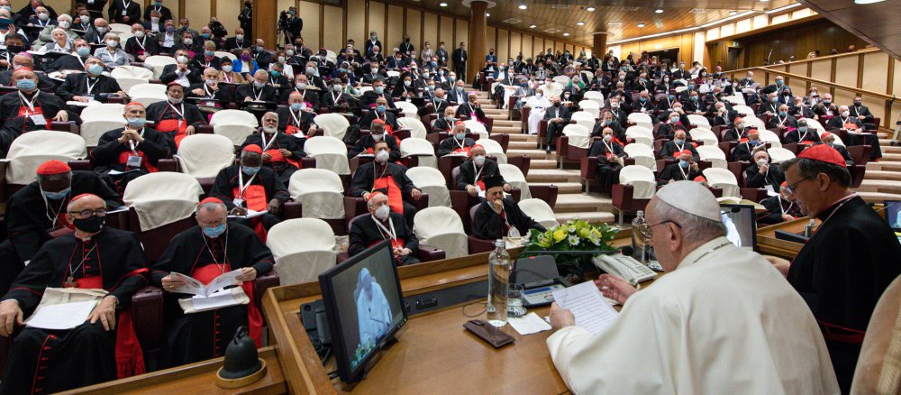 Papst Franziskus eröffnet die Weltsynode im Vatikan.