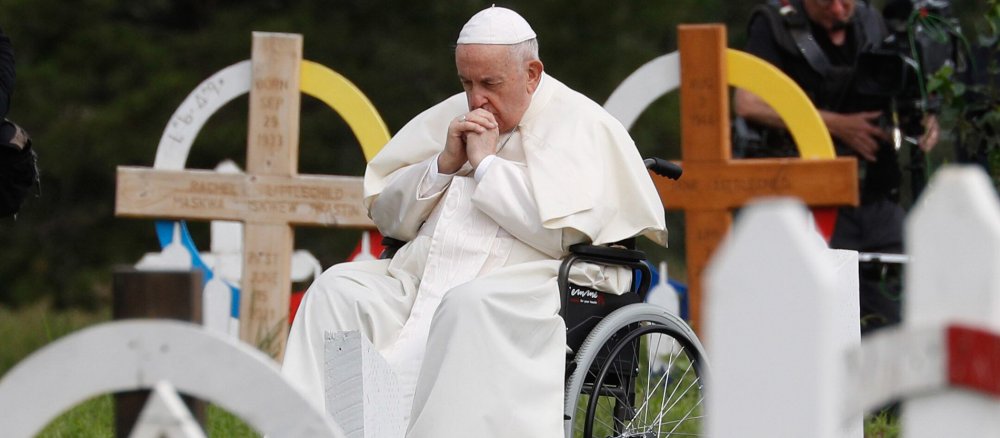 Papst Franziskus betet auf einem Friedhof in Kanada
