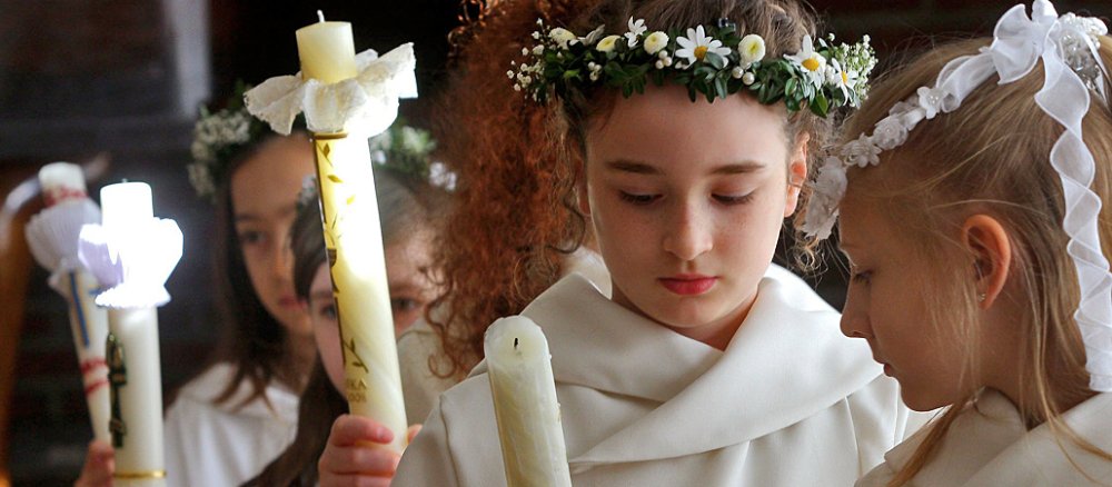 Warten auf den großen Moment: Die Kommunionkinder haben sich vor dem Gottesdienst für den Einzug aufgestellt.
