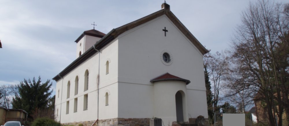 Ein weißes Kirchengebäude in Elstertrebnitz in Sachsen