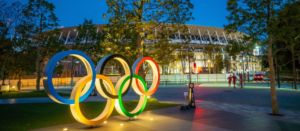 Die olympischen Ringe vor einem Stadion in Tokio