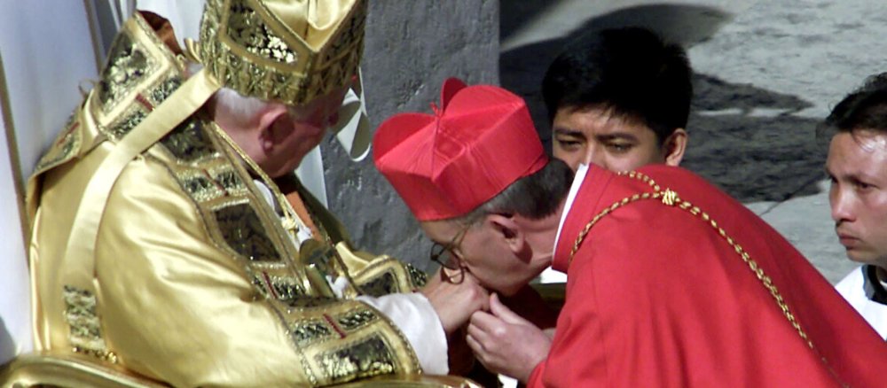 Kardinal Bergoglio wurde am 13. März 2013 vom Konklave zum neuen Papst gewählt. Papst Johannes Paul II. überreicht Jorge Mario Bergoglio SJ, Erzbischof von Buenos Aires, das Birett.