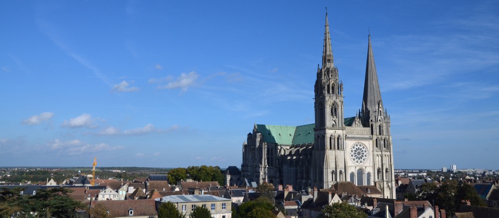 Schon von Weitem ist die hochaufragende Kathedrale von Chartres zu sehen.