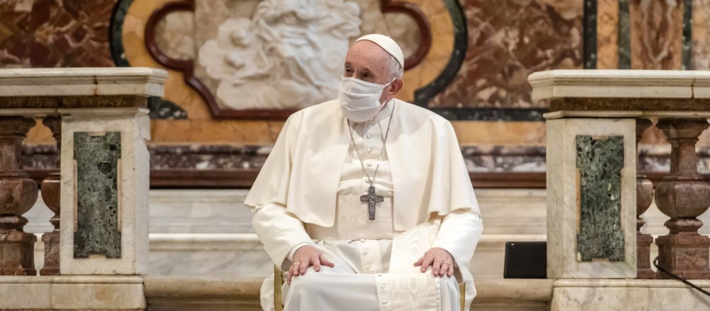Papst Franziskus trägt einen Mund-Nasen-Schutz