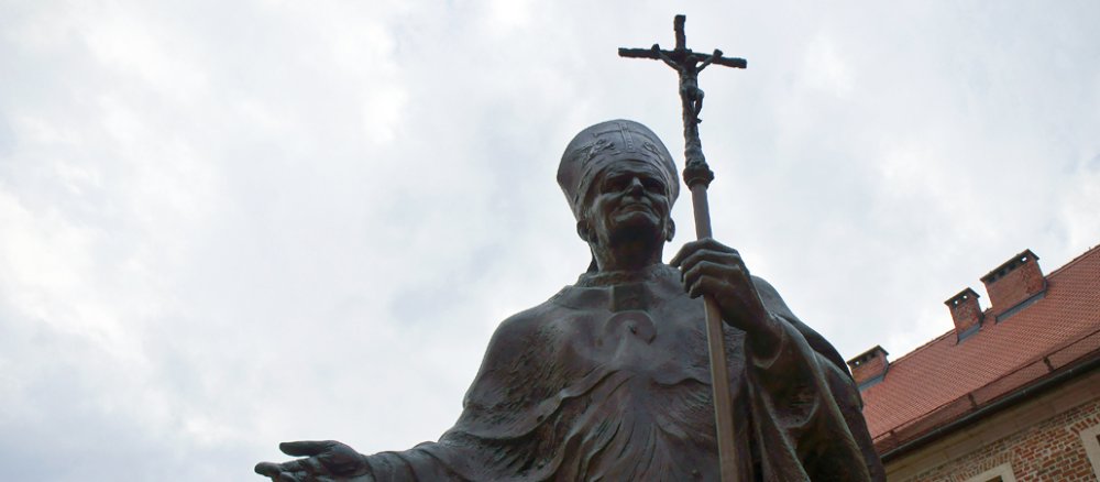 Ein Bronzeabbild des verstorbenen Papstes aus Polen.
