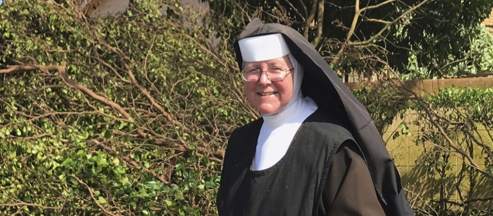 Nach der Verwüstung durch Hurrikan "Irma" griff Schwester Margaret Ann kurzerhand selbst zur Kettensäge.