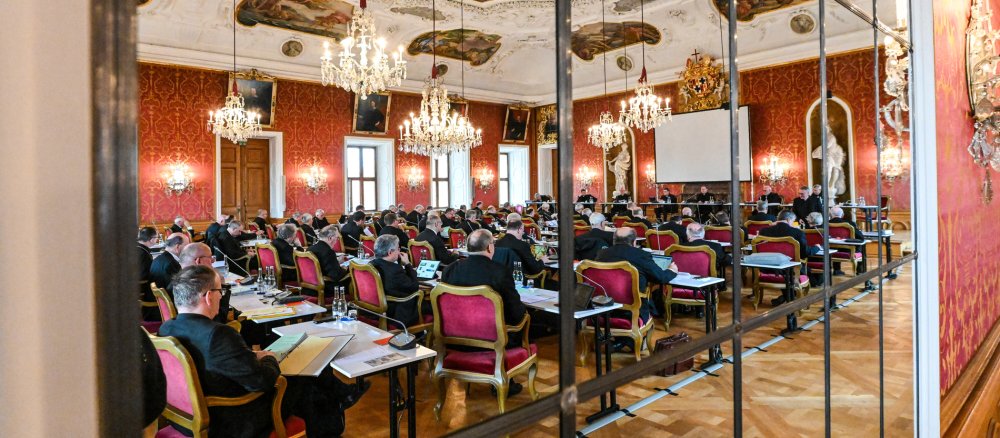 Bischöfe spiegeln sich in einem Spiegel im Sitzungssaal des Stadtschlosses in Fulda