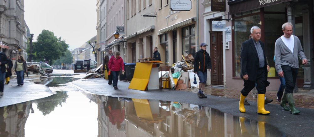 Bischof Heiner Koch besucht die sächsische Stadt Pirna nach der Hochwasserkatastrophe 2013.
