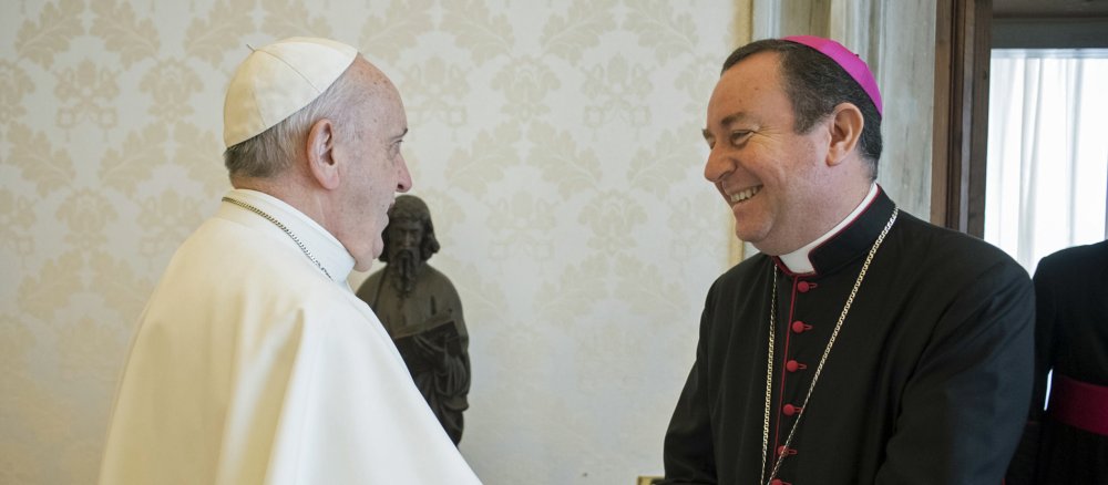 Papst Franziskus und Bischof Gustavo Zanchetta geben sich die Hand.