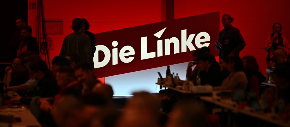 Ein Linken-Schriftzug leuchtet während des Bundesparteitags der Linken zur Bundestagswahl 2025.