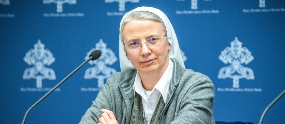 Ordensschwester Simona Brambilla bei einer Pressekonferenz im Vatikan