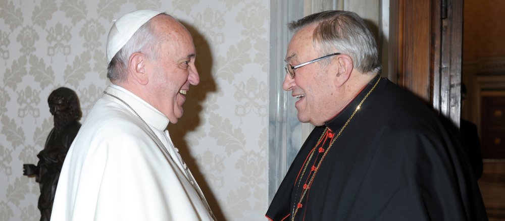 Papst Franziskus und Kardinal Karl Lehmann geben sich die Hände.