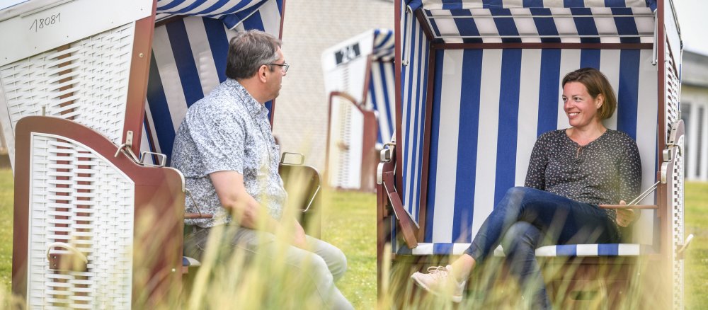 Ein Diakon bei einem Gespräch in einem Strandkorb.