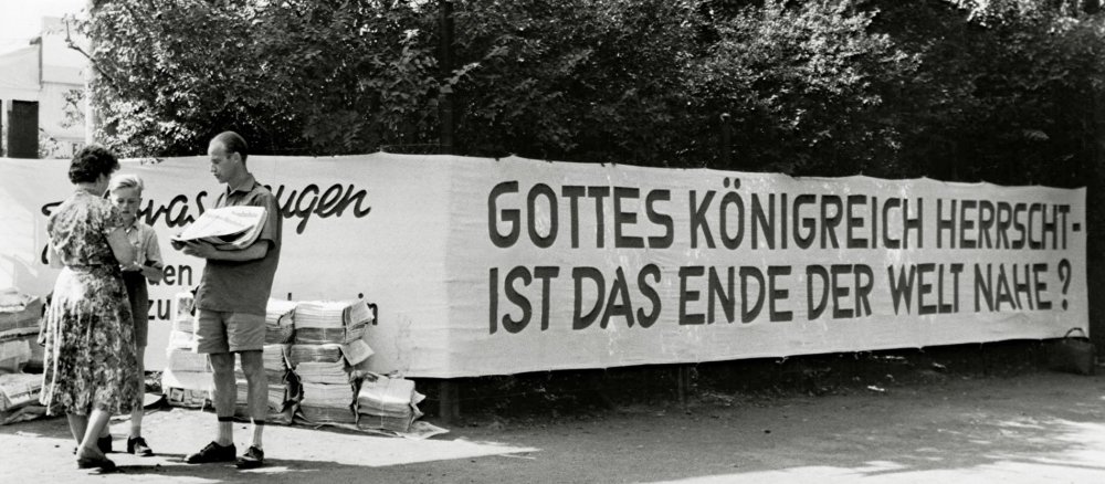 Zeugen Jehovas machen Werbung auf der Straße