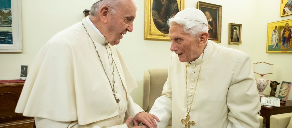 Franziskus besucht Benedikt XVI. zum traditionellen Weihnachtsbesuch.