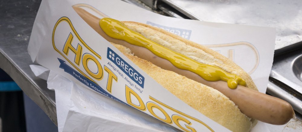 Ein Hot Dog mit Senf in der Nahaufnahme