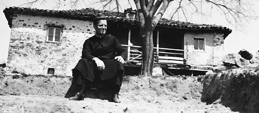 Pfarrer Josef Marxen vor seinem Pfarrhaus