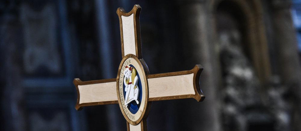 Ein Kreuz mit dem Logo des Heiligen Jahres der Barmherzigkeit am 20. Dezember 2015 im Petersdom.