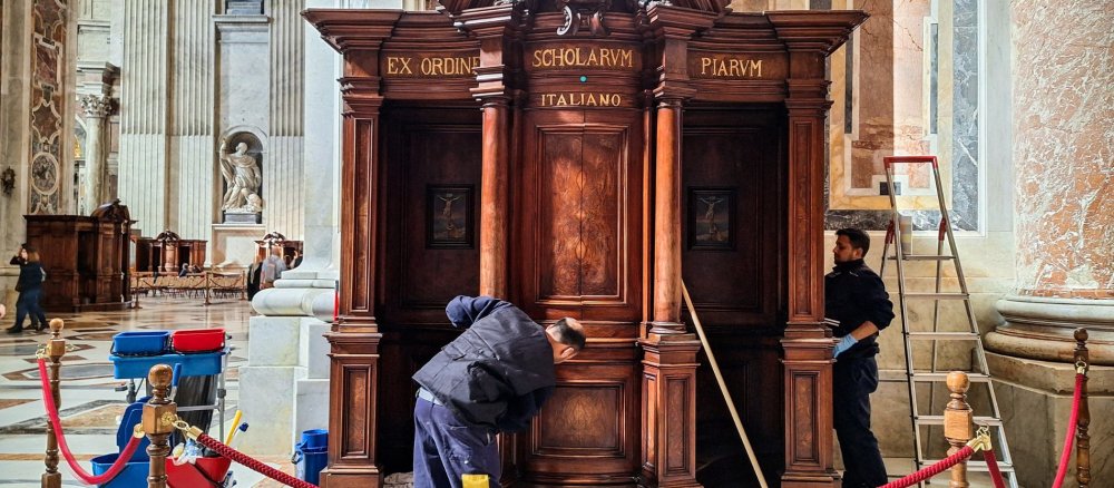 Eine Putzkolonne reinigt einen Beichtstuhl im Petersdom im Vatikan