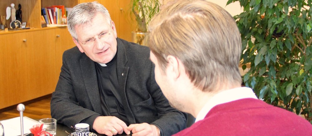 Weihbischof Dominikus Schwaderlapp und Thomas Lillis reden über ihren Glauben.