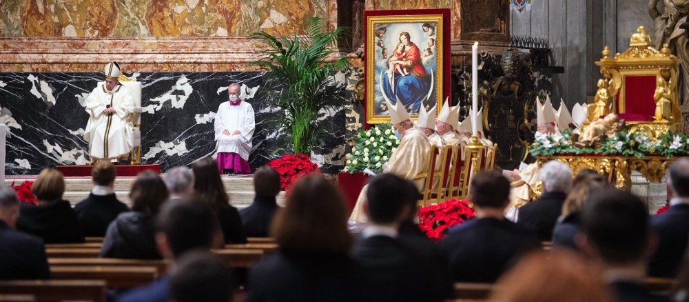 Papst Franziskus feiert die Christmette 2020 im Petersdom