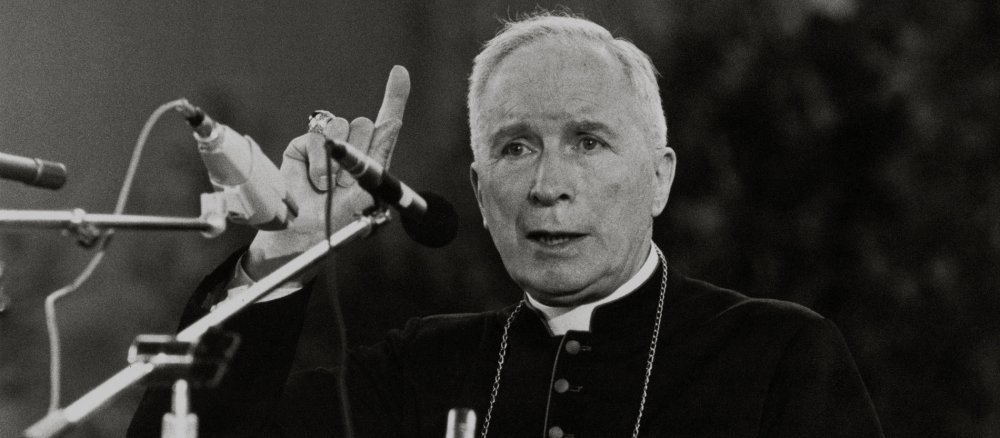 Marcel Lefebvre hält eine Rede.