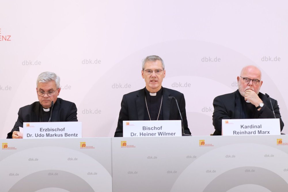 Bischof Heiner Wilmer, Vorsitzender der Deutschen Bischofskonferenz (DBK), Kardinal Reinhard Marx und Erzbischof Udo Markus Bentz, Vorsitzender der Deutschen Kommission Justitia et Pax, bei einer Pressekonferenz.