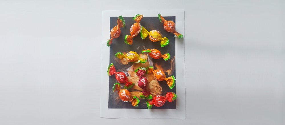Bonbons auf einem Bild von Maria mit Jesuskind