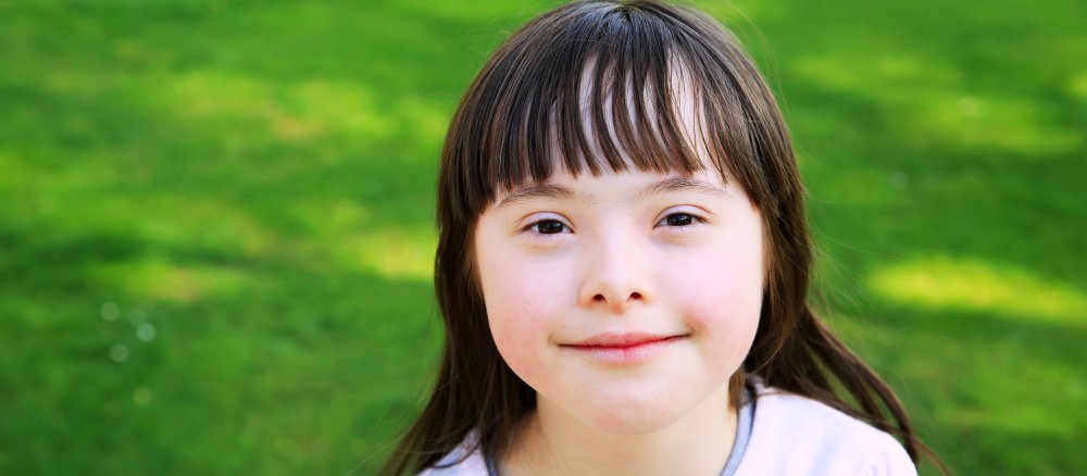 Ein Mädchen mit Down-Syndrom im Porträt