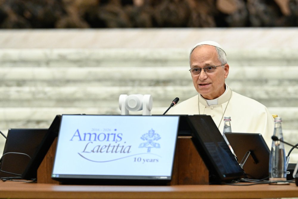 Papst Leo XIV. sitzt an einem runden Tisch in der vatikanischen Synodenaula und spricht