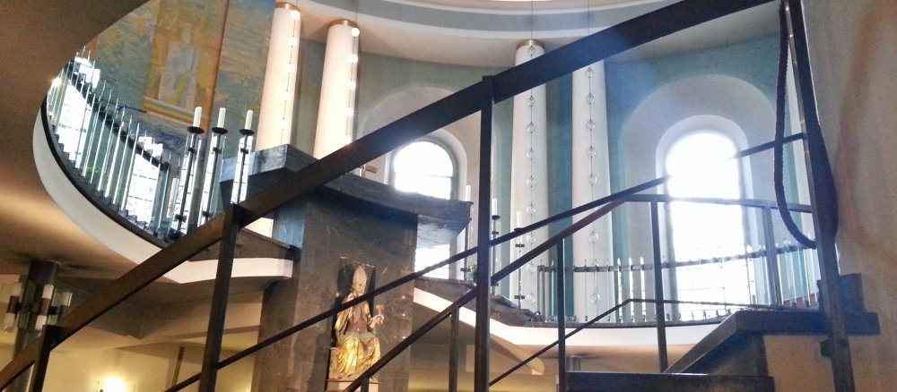 Untersicht auf die Petrusstatue in der Stankt-Hedwigs-Kathedrale Berlin.