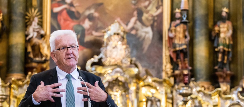 Winfried Kretschmann spricht in einer Kirche