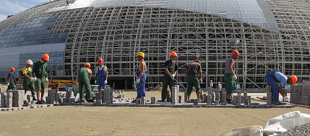 Bauarbeiter auf einer Baustelle für die Olympischen Spiele in Sotschi.