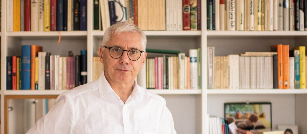 Professor Georg Bier vor einer Bücherwand