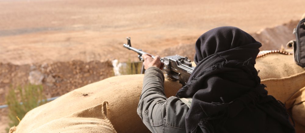 Ein kurdischer Kämpfer mit einem Gewehr in der Hand.