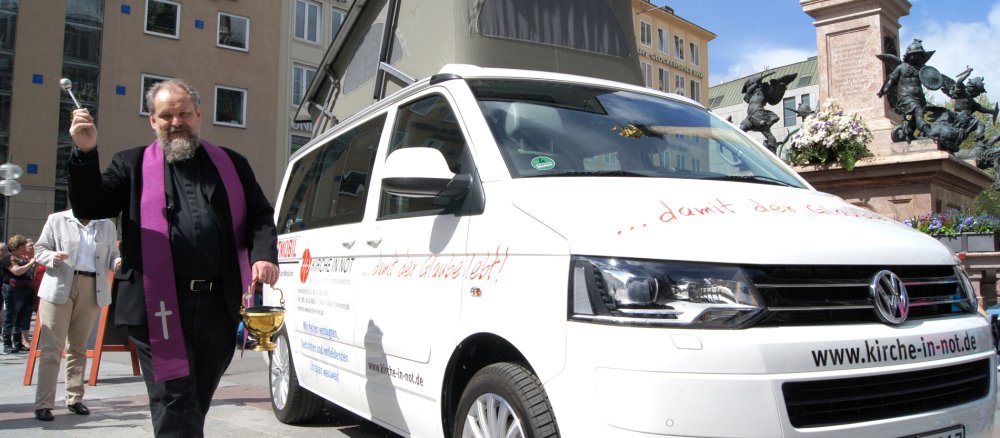 Pater Hermann-Josef Hubka, Geistlicher Assistent von "Kirche in Not" Deutschland, segnet das Beichtmobil von "Kirche in Not" am 14. Mai 2013 auf dem Münchner Marienplatz.