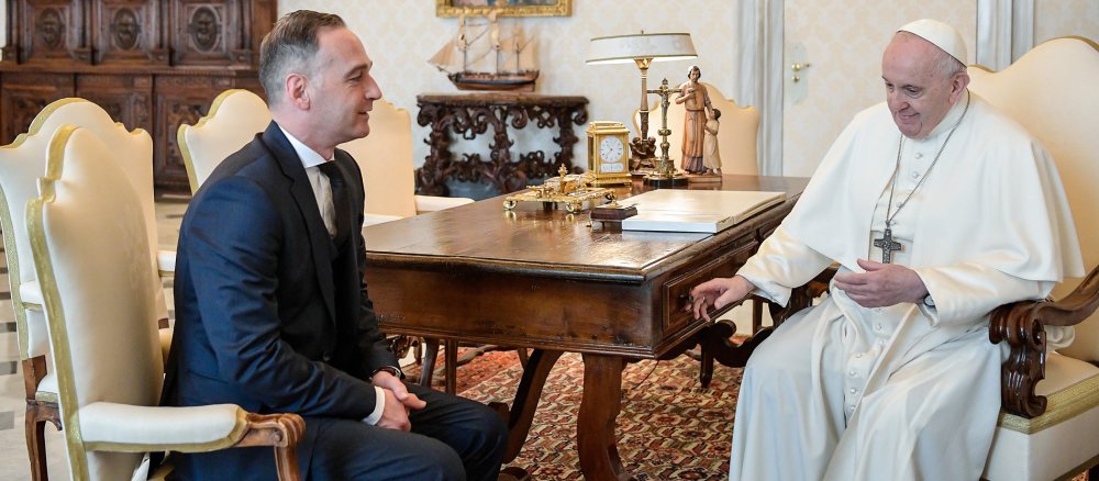 Heiko Maas und Papst Franziskus in einem Gespräch