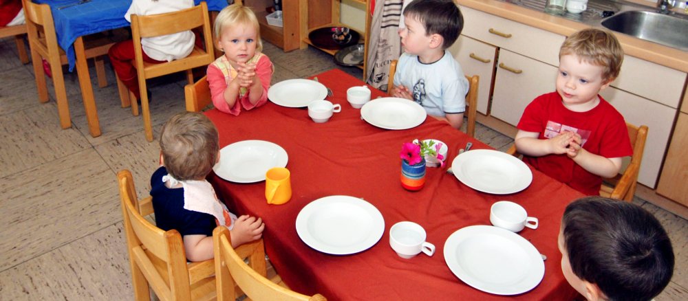 Tischgebet vor dem Mittagessen im Kindergarten.