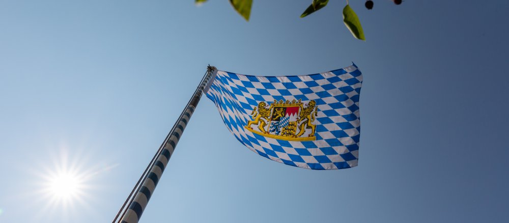 Bayerische Flagge mit Löwen.